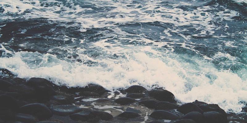 数据中心网络架构演进：从传统三层到叶脊拓扑的技术解析与实战指南